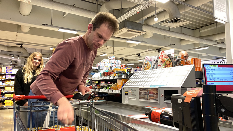 "Thilo beim Rewe an der Kasse"