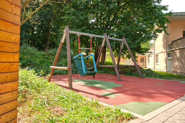 "Schaukeln_Spielplatz.jpg"