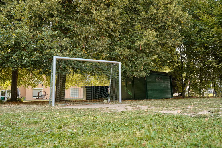 "AFbJ_Außengelaende_Fußballtor.jpg"