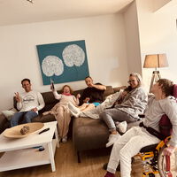 "AFbJ_Wohnhaus_Spass_auf_Couch.jpeg"